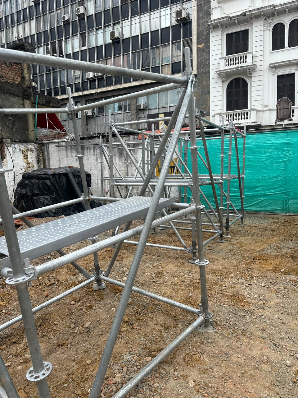 Detalle de conexión y estructura de andamio multidireccional certificado