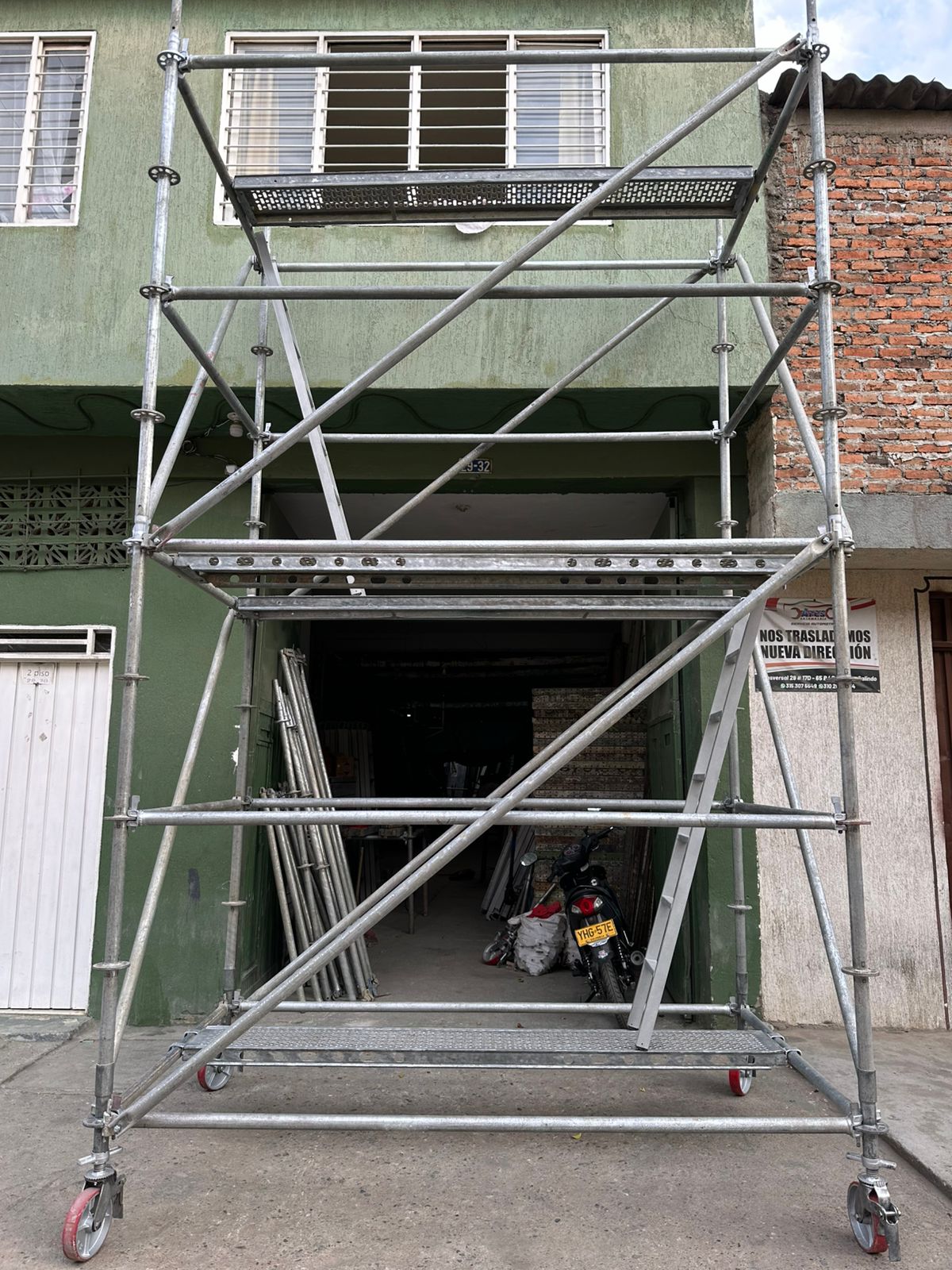 Andamios certificados instalados profesionalmente en fachada de edificio en Cali